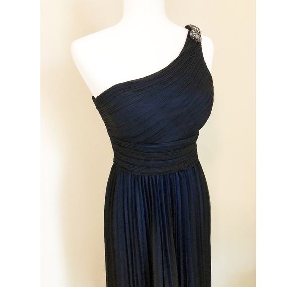 One shoulder evening gown - Picture 2 of 3